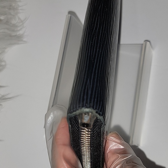 Louis Vuitton Epi Leather Zippy Wallet, Black - Picture 7 of 13